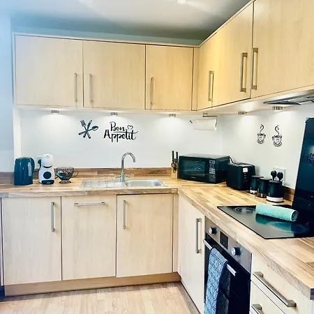 Elegant Two Bedroom In The Centre With Parking And Garden *