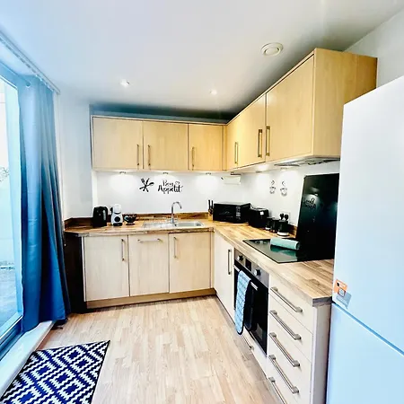 Elegant Two Bedroom In The Centre With Parking And Garden *