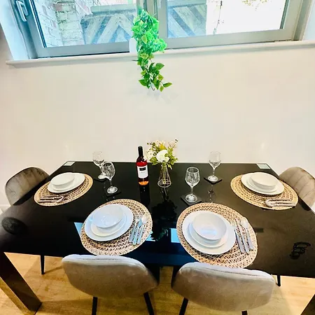 Elegant Two Bedroom In The Centre With Parking And Garden