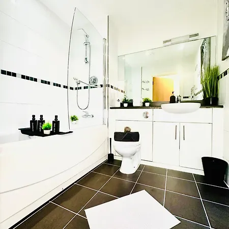 Apartment Elegant Two Bedroom In The Centre With Parking And Garden *