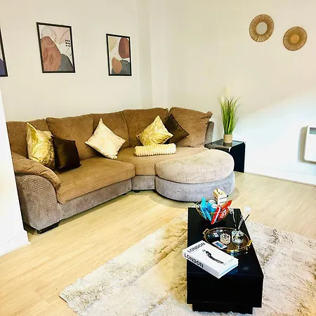 Elegant Two Bedroom In The Centre With Parking And Garden