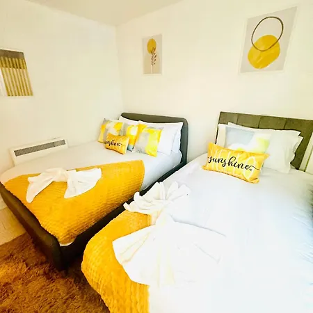 Elegant Two Bedroom In The Centre With Parking And Garden