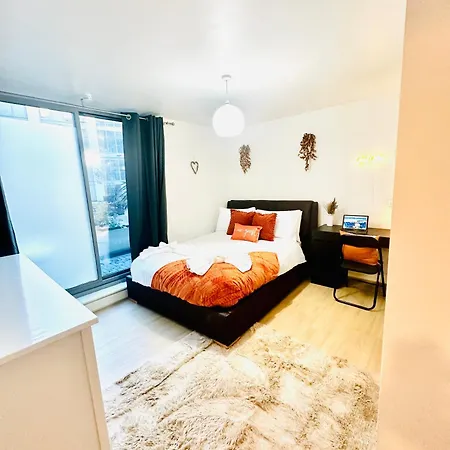 Elegant Two Bedroom In The Centre With Parking And Garden Apartment Birmingham
