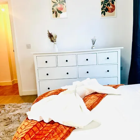 Apartment Elegant Two Bedroom In The Centre With Parking And Garden
