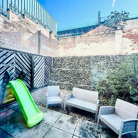 Elegant Two Bedroom In The Centre With Parking And Garden *